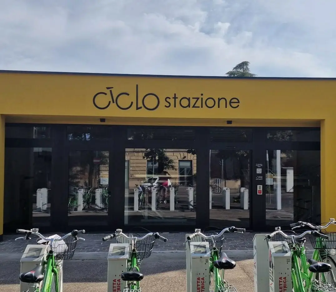 ILE PARKING VÉLO SÉCURISÉ QUI EMBELLIT LA VILLE